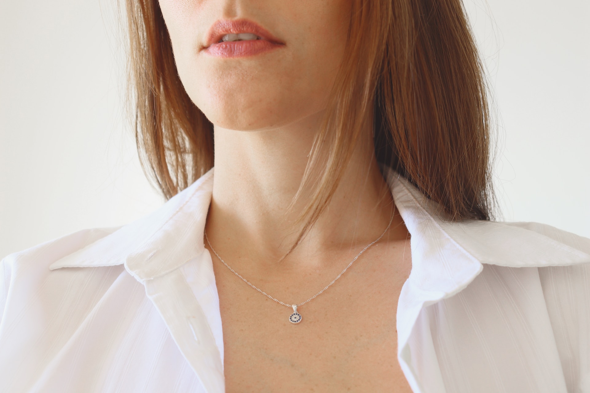 Materialer i halskæder: En oversigt over forskellige smykkematerialer